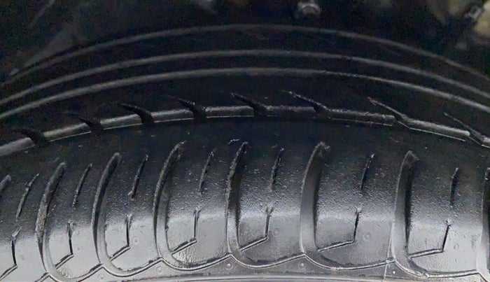 2015 Toyota Corolla Altis G, Petrol, Manual, 78,228 km, Right Rear Tyre Tread
