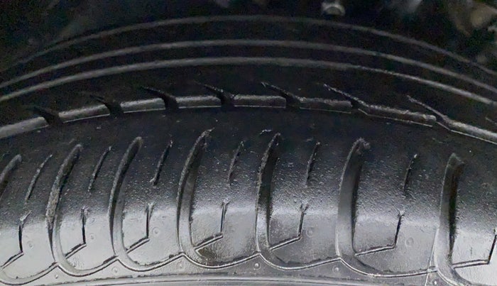 2015 Toyota Corolla Altis G, Petrol, Manual, 78,228 km, Right Front Tyre Tread