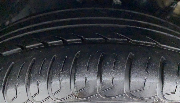 2015 Toyota Corolla Altis G, Petrol, Manual, 78,228 km, Left Front Tyre Tread