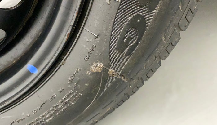 2015 Datsun Go T, Petrol, Manual, 33,363 km, Left front tyre - Minor crack