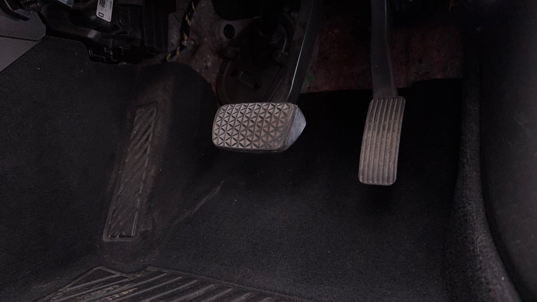 2018 Holden Commodore Rs, Automatic, 125498 km, Pedals and Footmat