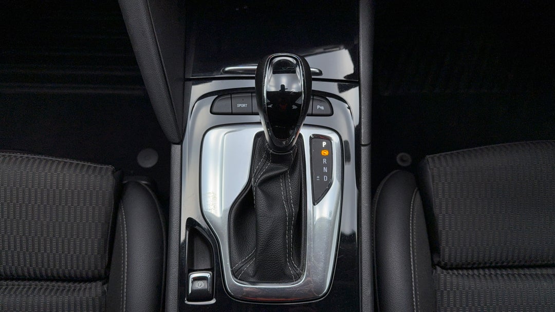 2018 Holden Commodore Rs, Automatic, 125498 km, Gear Lever 