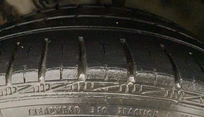 2014 Skoda Rapid AMBITION 1.6 MPI MT PLUS, Petrol, Manual, 94,423 km, Left Rear Tyre Tread