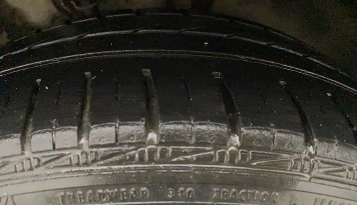 2014 Skoda Rapid AMBITION 1.6 MPI MT PLUS, Petrol, Manual, 94,423 km, Right Front Tyre Tread