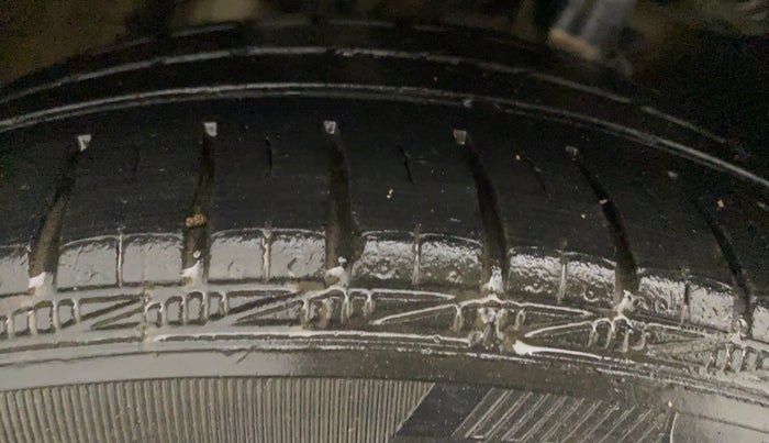 2014 Skoda Rapid AMBITION 1.6 MPI MT PLUS, Petrol, Manual, 94,423 km, Right Rear Tyre Tread