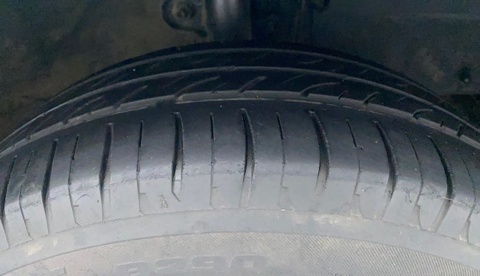 2016 Mahindra Kuv100 K2 6 STR, Petrol, Manual, 46,502 km, Right Front Tyre Tread