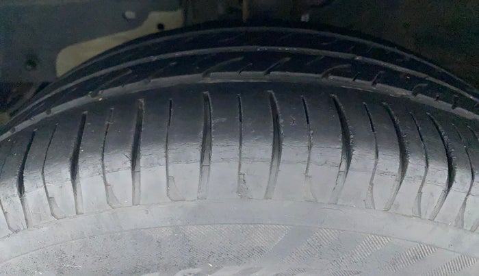2016 Mahindra Kuv100 K2 6 STR, Petrol, Manual, 46,502 km, Left Front Tyre Tread