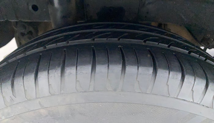 2016 Mahindra Kuv100 K2 6 STR, Petrol, Manual, 46,502 km, Right Rear Tyre Tread