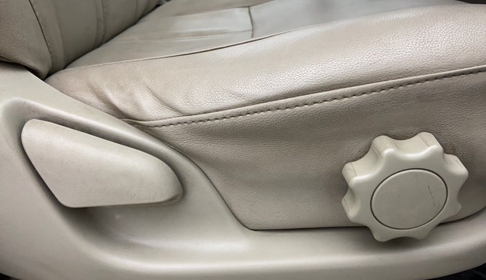 2011 Toyota Innova 2.5 V 8 STR, Diesel, Manual, 1,22,442 km, Driver Side Adjustment Panel