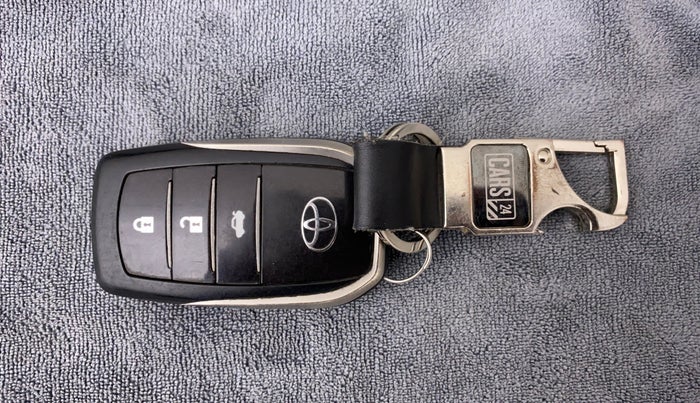 2015 Toyota Camry HYBRID AT, Petrol, Automatic, 1,52,145 km, Key Close Up
