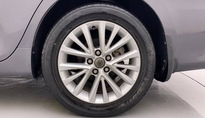 2015 Toyota Camry HYBRID AT, Petrol, Automatic, 1,52,145 km, Left Rear Wheel