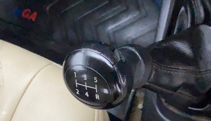 2017 Maruti Wagon R 1.0 LXI CNG, CNG, Manual, 69,724 km, Gear lever - Knob has minor damage