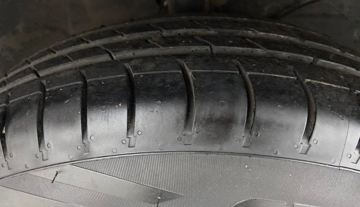 2018 Maruti Dzire VDI, Diesel, Manual, 64,722 km, Right Front Tyre Tread