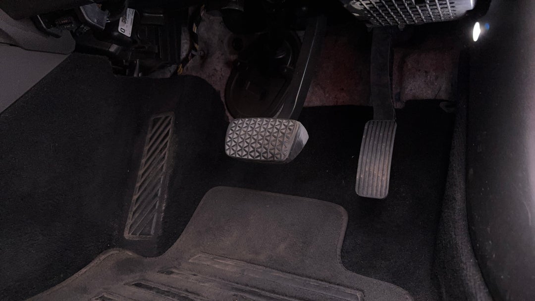 2017 Holden Calais Tourer, Automatic, 126265 km, Pedals and Footmat