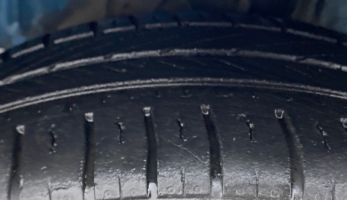 2017 Toyota Etios Liva VX DUAL TONE, Petrol, Manual, 22,525 km, Left Front Tyre Tread