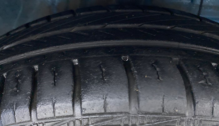 2017 Toyota Etios Liva VX DUAL TONE, Petrol, Manual, 22,525 km, Right Front Tyre Tread