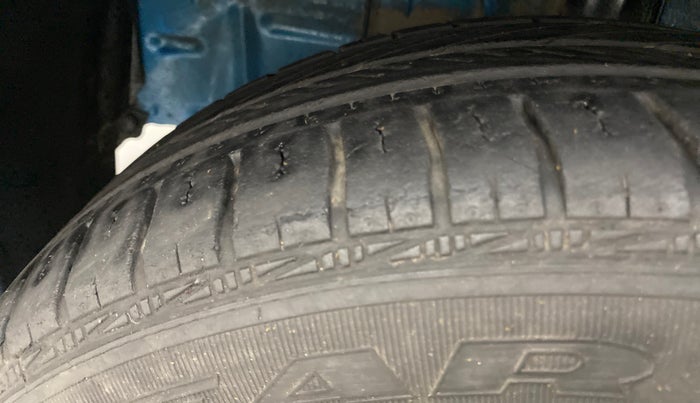 2017 Toyota Etios Liva VX DUAL TONE, Petrol, Manual, 22,525 km, Left front tyre - Minor crack
