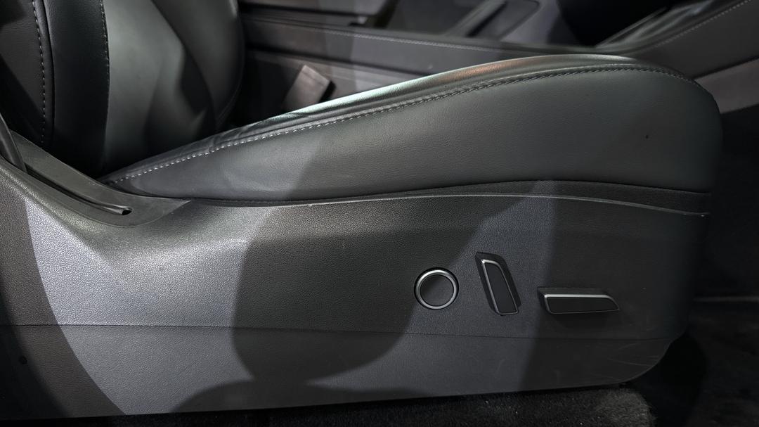 2022 Tesla Model Y Rear-wheel Drive, Automatic, 51099 km, Drivers Side Adjustment Panel