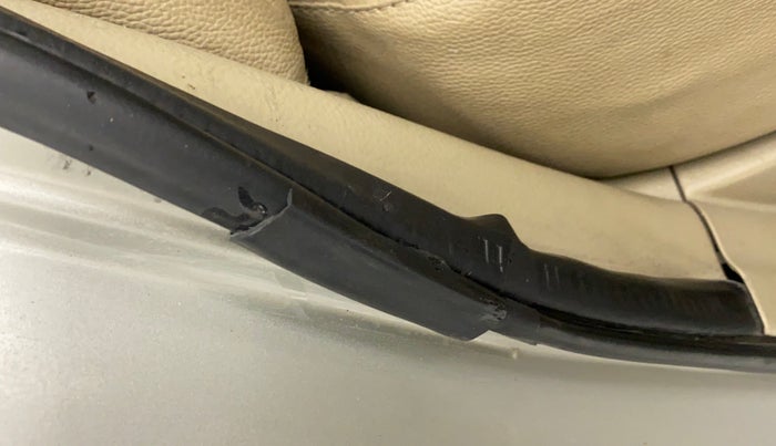 2015 Maruti Swift Dzire LDI, Diesel, Manual, 72,953 km, Right rear door - Beading has minor damage