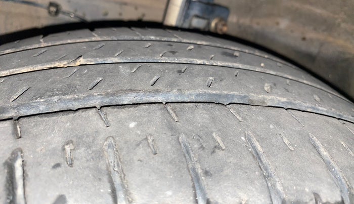 2016 Maruti Ertiga VDI SHVS, Diesel, Manual, 90,827 km, Left Front Tyre Tread