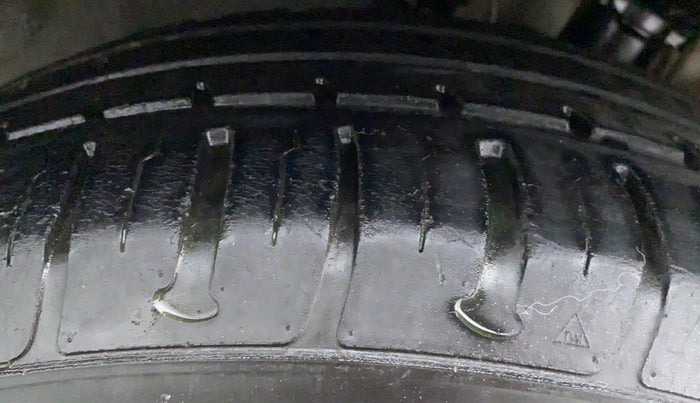 2016 Hyundai Elite i20 MAGNA 1.2, Petrol, Manual, Left Front Tyre Tread
