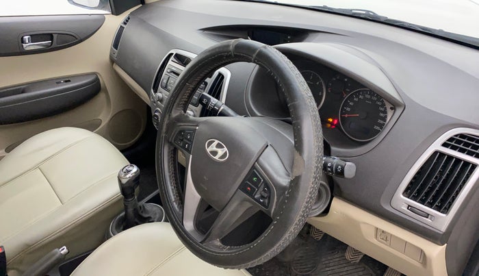 2014 Hyundai i20 SPORTZ 1.4 CRDI, Diesel, Manual, 75,921 km, Steering wheel - Steering cover is minor torn