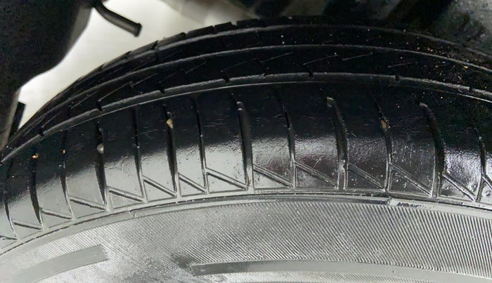 2014 Maruti Swift VXI D, Petrol, Manual, 61,811 km, Right Rear Tyre Tread