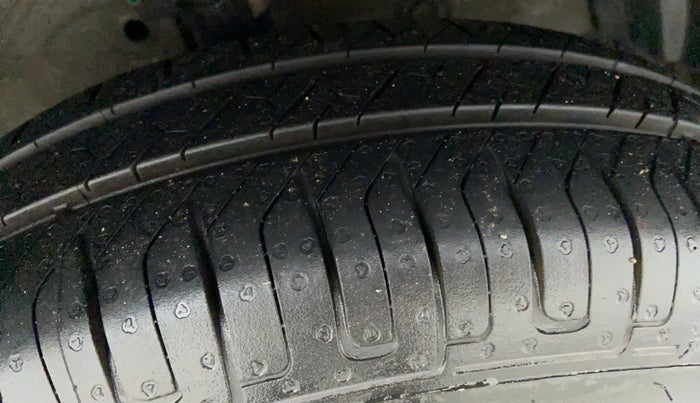 2014 Maruti Swift VXI D, Petrol, Manual, 61,811 km, Right Front Tyre Tread