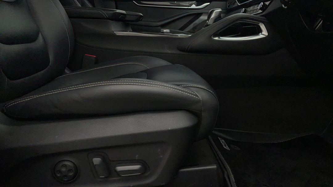 2022 LDV D90 Executive (4WD), Automatic, 32924 km, Drivers Side Adjustment Panel