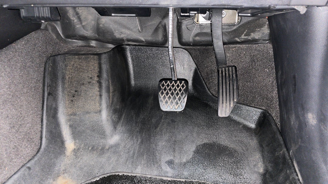 2022 LDV D90 Executive (4WD), Automatic, 32924 km, Pedals and Footmat