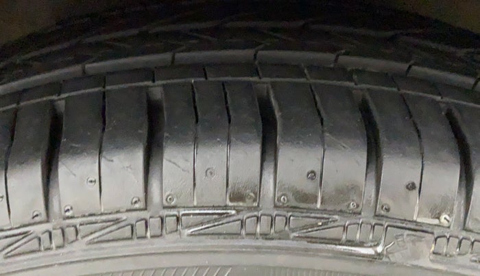 2013 Hyundai Grand i10 ASTA (O) 1.2 KAPPA VTVT, Petrol, Manual, 1,17,857 km, Right Front Tyre Tread