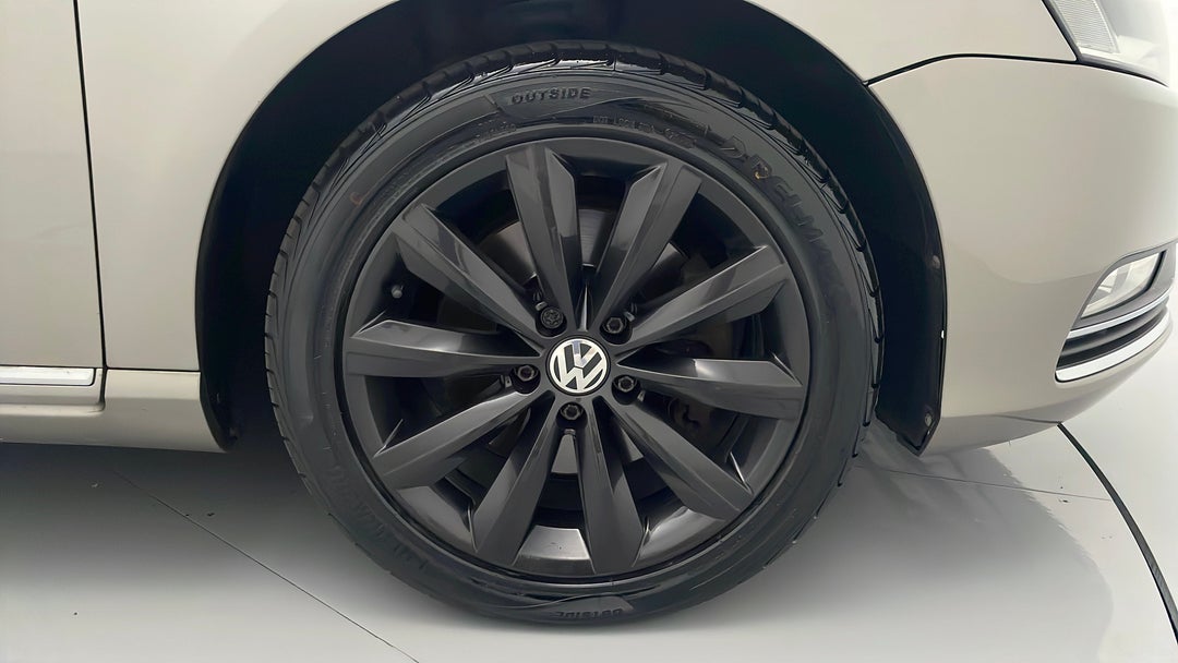 2014 Volkswagen Passat 118 Tsi, Automatic, 114680 km, Right Front Wheel
