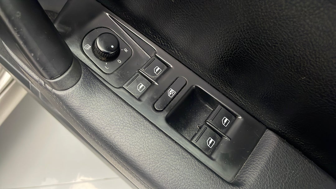 2014 Volkswagen Passat 118 Tsi, Automatic, 114680 km, Drivers Side Door Panel Controls