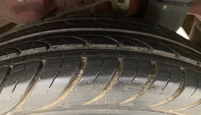 2015 Hyundai Eon MAGNA +, Petrol, Manual, 23,364 km, Left Rear Tyre Tread