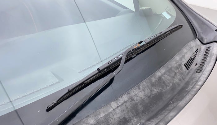 2018 Datsun Redi Go T (O), CNG, Manual, 1,02,241 km, Front windshield - Wiper Blade Broken/Rusted