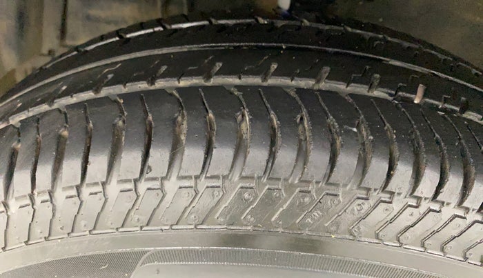 2016 Maruti Swift VXI, Petrol, Manual, 43,744 km, Left Front Tyre Tread