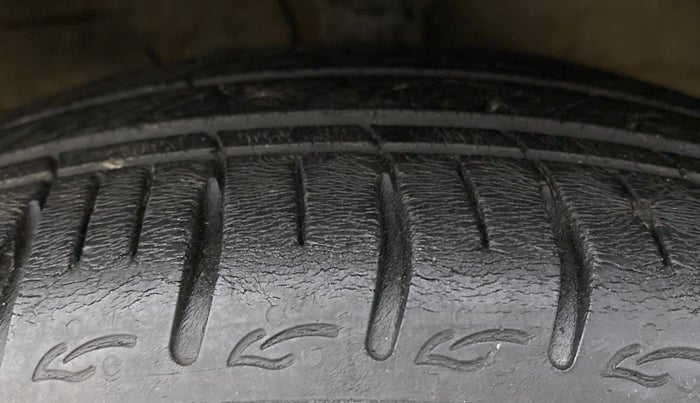 2020 Hyundai AURA SX PETROL, Petrol, Manual, 35,203 km, Right Front Tyre Tread
