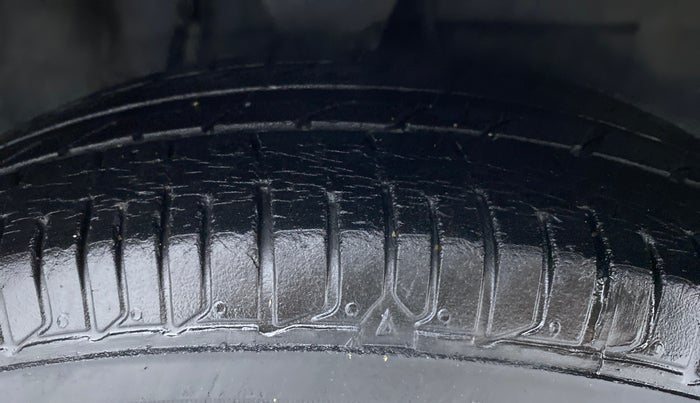 2015 Hyundai i10 SPORTZ 1.1 IRDE2, Petrol, Manual, 27,934 km, Right Front Tyre Tread