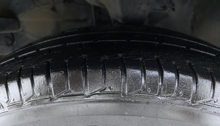 2015 Hyundai i10 SPORTZ 1.1 IRDE2, Petrol, Manual, 27,934 km, Left Front Tyre Tread