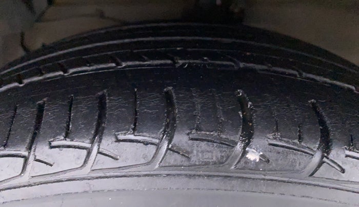 2017 Maruti Ciaz VDI+ SHVS, Diesel, Manual, 98,024 km, Left Front Tyre Tread