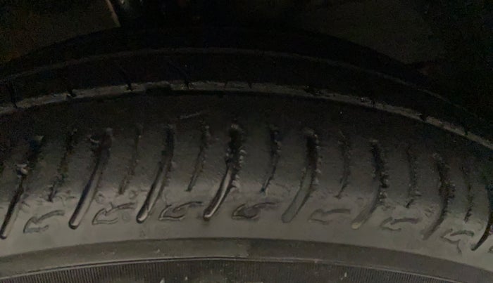 2017 Maruti Dzire ZDI PLUS, Diesel, Manual, 92,625 km, Left Front Tyre Tread
