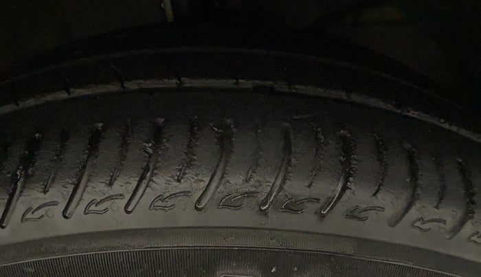 2017 Maruti Dzire ZDI PLUS, Diesel, Manual, 92,625 km, Right Front Tyre Tread