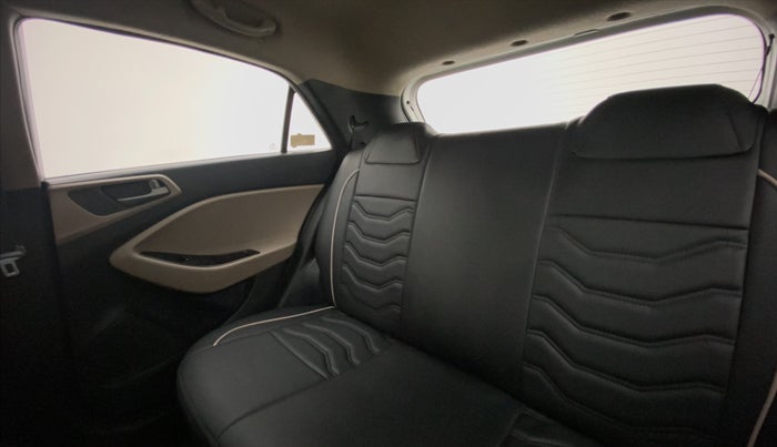 2016 Hyundai Elite i20 SPORTZ 1.4, Diesel, Manual, 1,29,320 km, Right Side Door Cabin View