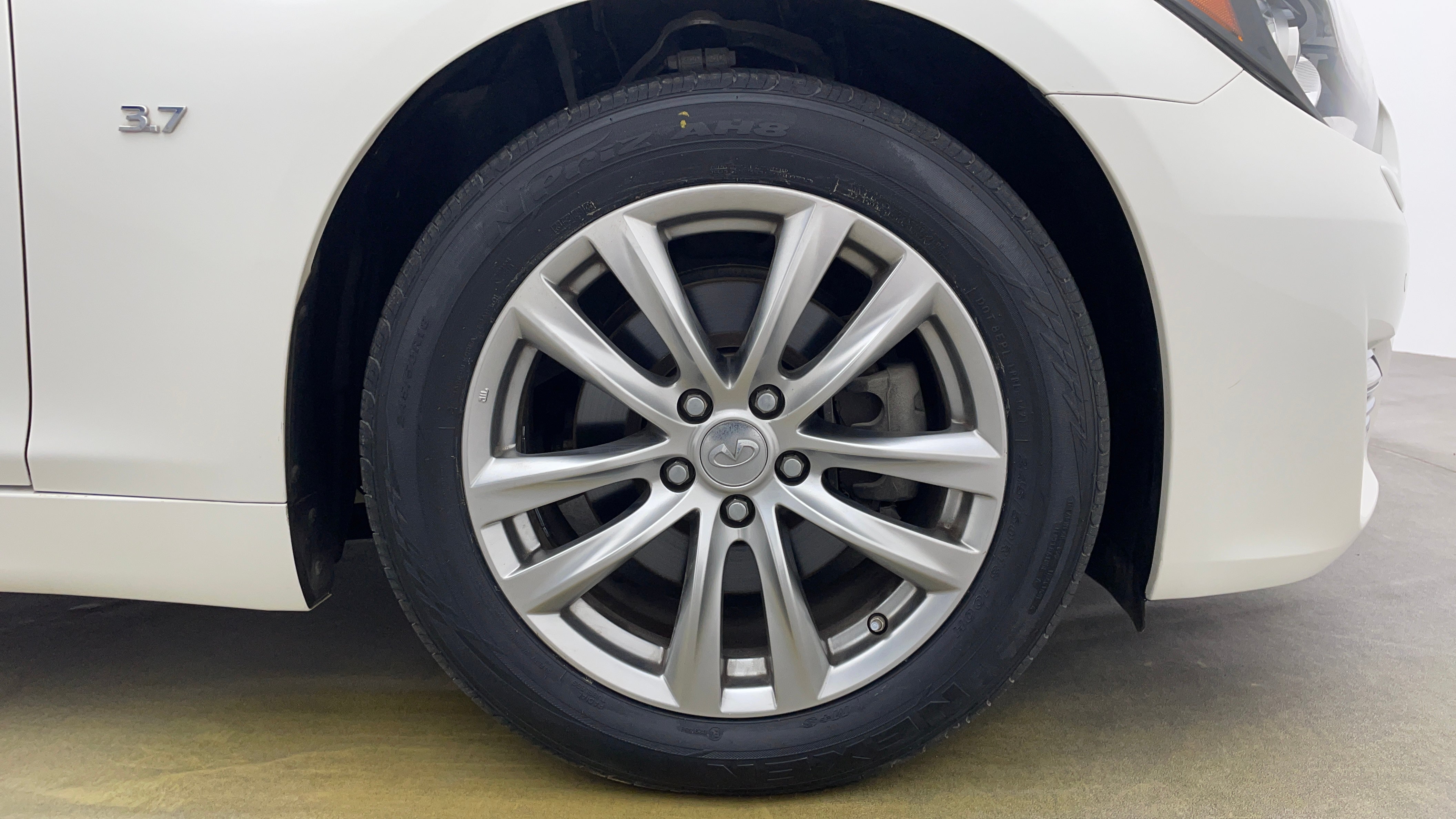 Infiniti Q70-Right Front Tyre