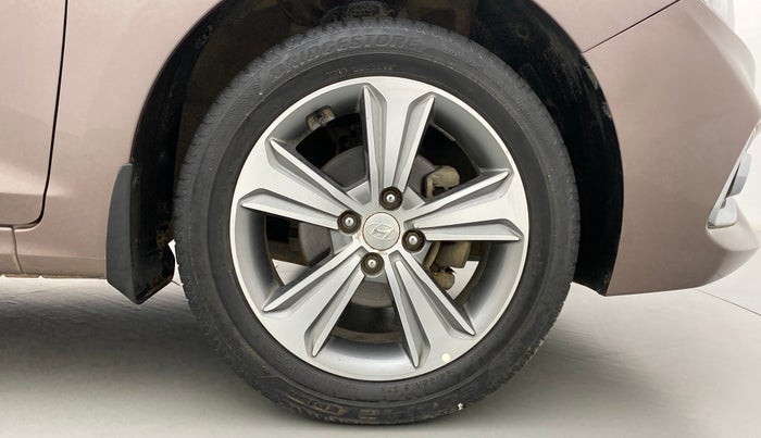 2017 Hyundai Verna 1.6 SX VTVT AT (O), Petrol, Automatic, 42,005 km, Right Front Wheel
