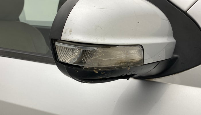 2018 Mahindra XUV500 W4, Diesel, Manual, 1,10,140 km, Right rear-view mirror - Indicator light has minor damage