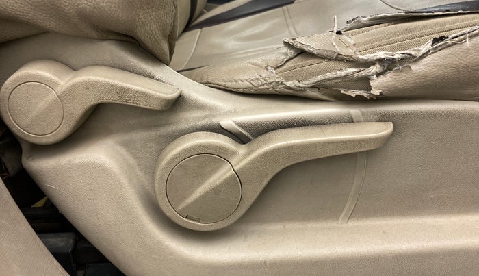2018 Mahindra XUV500 W4, Diesel, Manual, 1,10,140 km, Driver Side Adjustment Panel