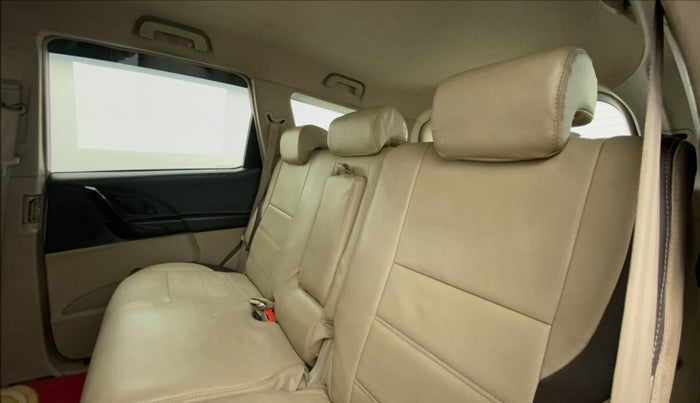 2018 Mahindra XUV500 W4, Diesel, Manual, 1,10,140 km, Right Side Rear Door Cabin