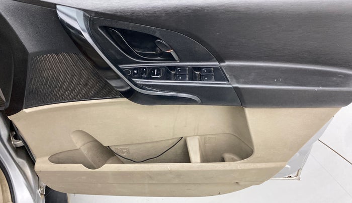 2018 Mahindra XUV500 W4, Diesel, Manual, 1,10,140 km, Driver Side Door Panels Control