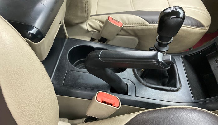 2018 Mahindra XUV500 W4, Diesel, Manual, 1,10,140 km, Gear Lever